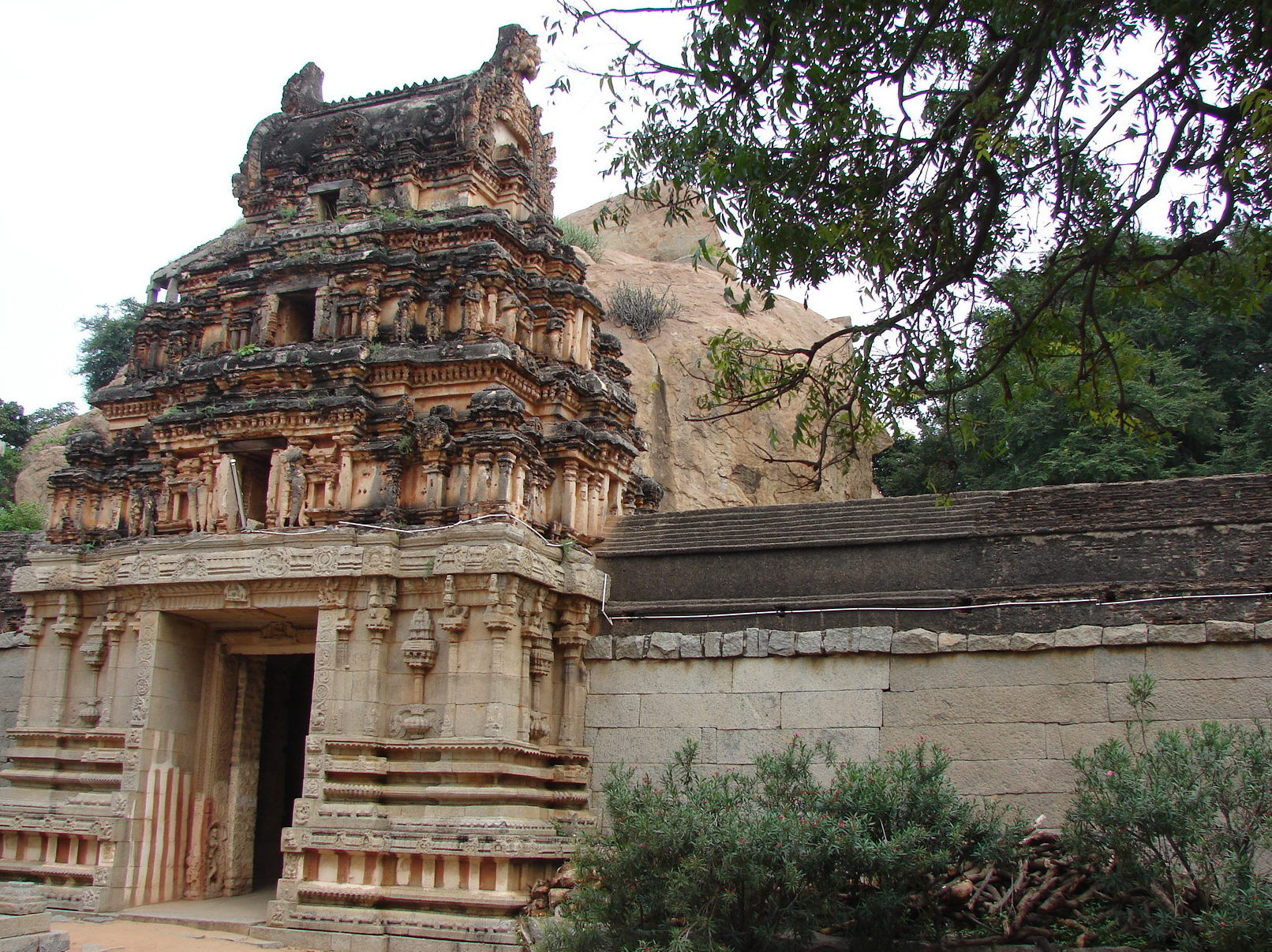 The eastern gopura - Malyavanta temple