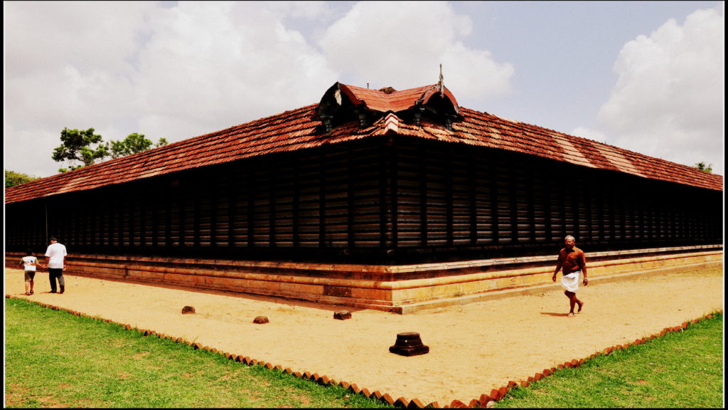 Pradakshinam - Circumambulating the Vadakkumnathan Temple
