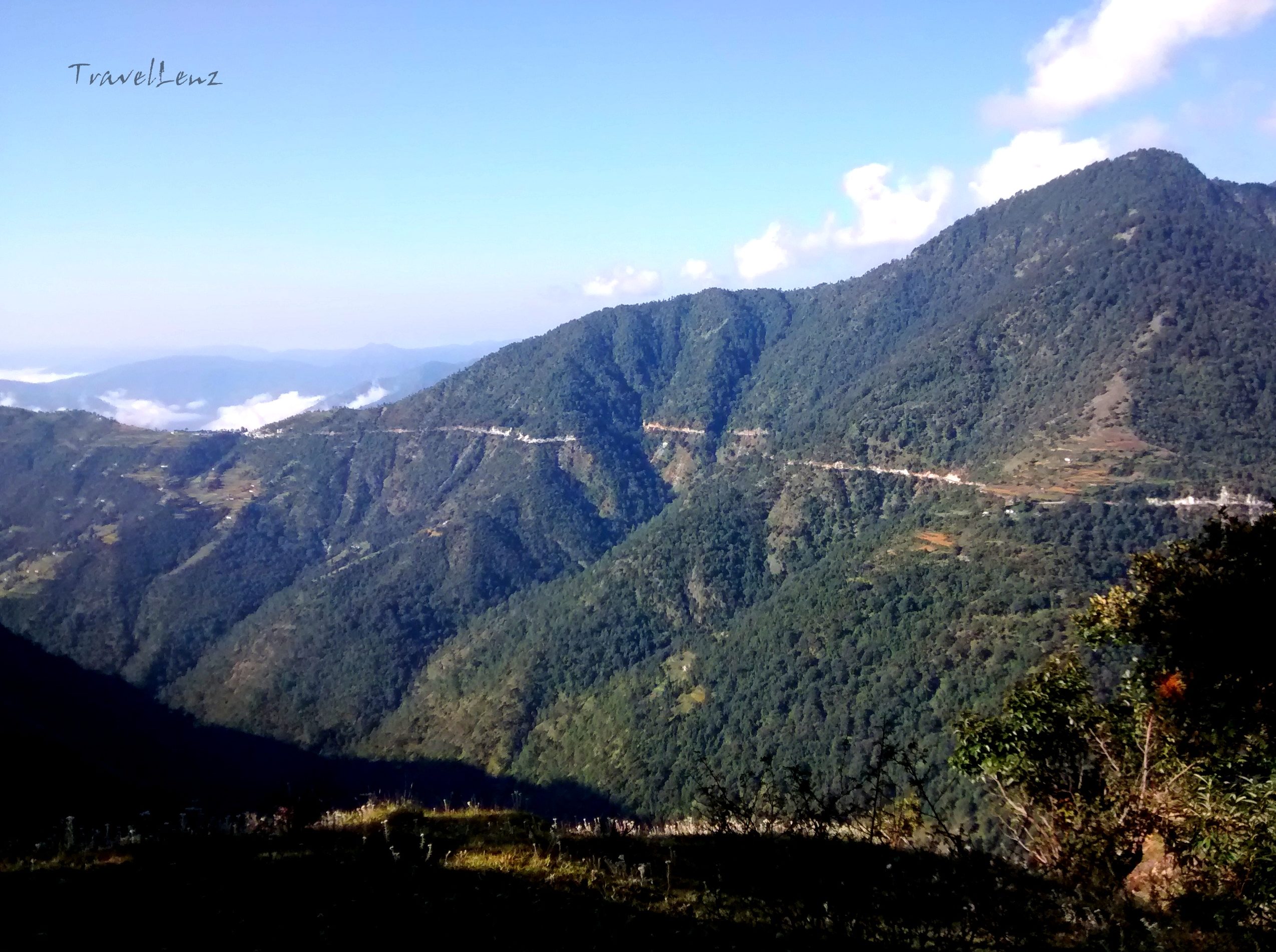 A mountain road seen from a distance on the way from Didna to Ali Bugyal