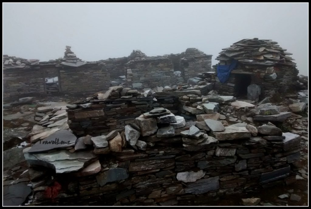 Stone huts on the trail from Pathar Nachauni to Bhagwabasa