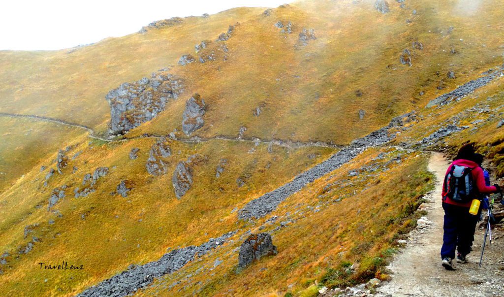 Trekkers on a mountain trail between Pathar Nachauni and Lohajung