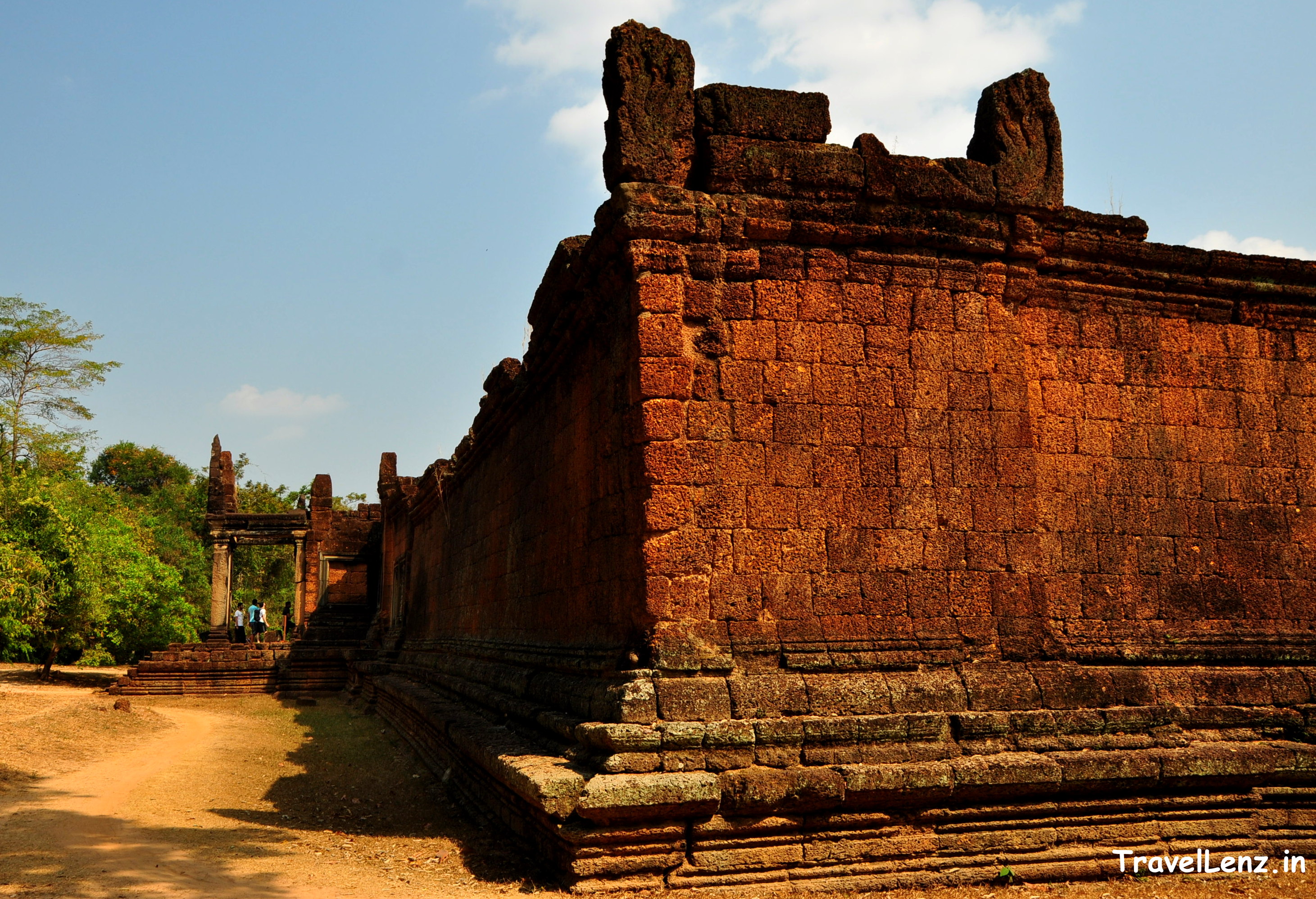 The high laterite walls that enclose Bantaey Samre