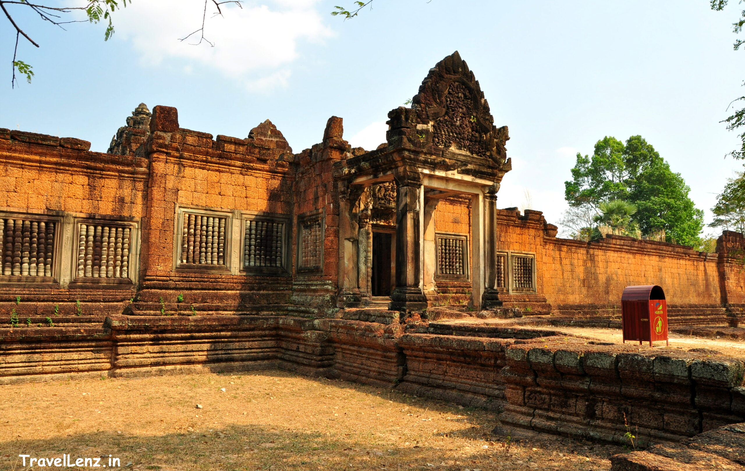 Banteay Samre - Outer enclosure and entrance door