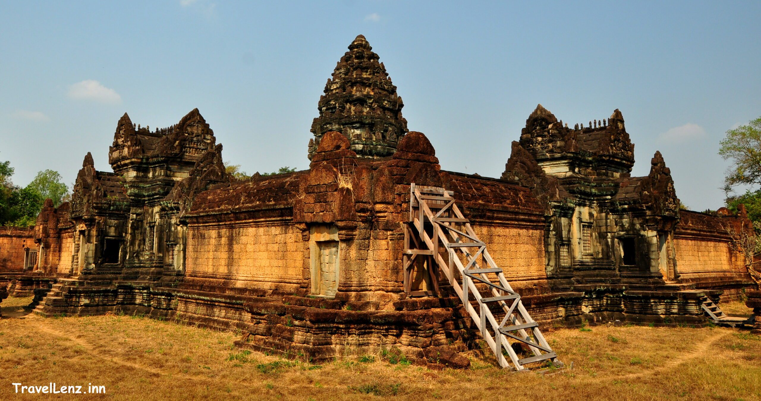 Banteay Samre - Second enclosure and entrance doors