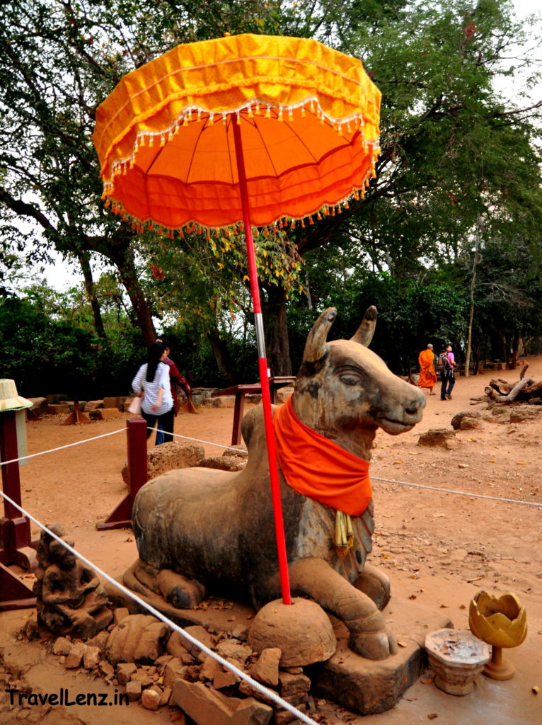 Nandi statue at the base of the temple