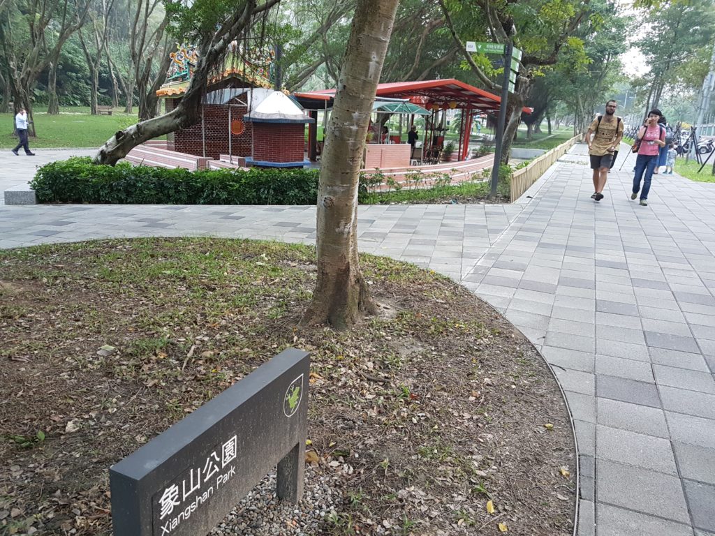 Songren Road that leads up to the head of the Xiangshan trail